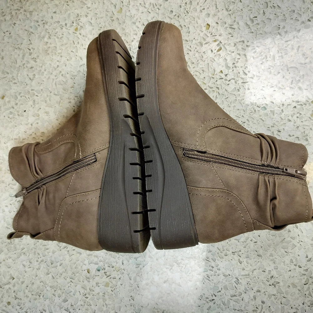 Cliffs by White Mountain Distressed Brown Wedge Heel Ankle Boots Size 7.5 M Faux